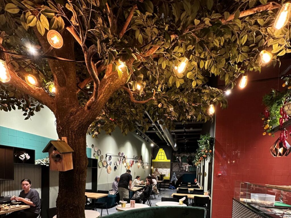 Ekmekci Stadshart Zoetermeer interieur boom