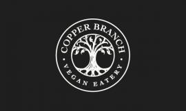 Logo van Copper Branch met een gestileerde boom en de tekst 'Vegan Eatery' op een zwarte achtergrond.
