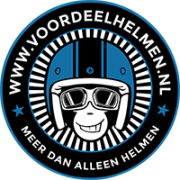 Logo van Voordeelhelmen.nl met een cartoon aap in een helm en tekst Meer dan alleen helmen eronder.
