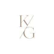 KG-logo met klassieke typografie in lichtbruin op een witte achtergrond.