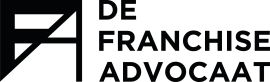 Logo van De Franchise Advocaat met zwarte tekst en abstract symbool bestaande uit geometrische vormen.