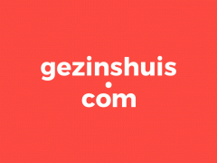 Wit logo van gezinshuis.com op een rode achtergrond.