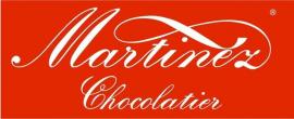 Logo van Martinez Chocolatier met witte sierlijke letters op een rode achtergrond.