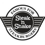 Zwart-wit logo van Steak 'n Shake met de tekst Famous for Steakburgers rondom vleugelmotief.