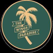 Logo van The Wings Paradise met een palmboom en tekst op een groene achtergrond.