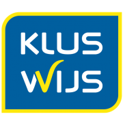 KlusWijs-logo met witte letters en gele rand op een blauwe achtergrond.
