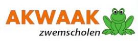Logo van Akwaak Zwemscholen met oranje tekst en een groene kikkerillustratie.