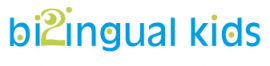 Logo van Bilingual Kids met blauwe tekst en een groen symbool boven de letter i.