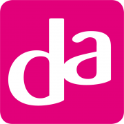 Wit da logo op een felroze achtergrond, kenmerkend voor de DA Drogisterij.