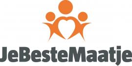 Logo van Gastouderbureau Je Beste Maatje met oranje figuren en een hartvormige verbinding erboven.