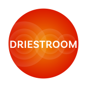 Rode cirkel met oranje overlappende cirkels en het woord Driestroom in witte letters in het midden.