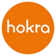 Het logo van Hokra met witte letters in een oranje cirkel.