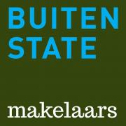 Buitenstate makelaars logo met blauwe en witte tekst op een olijfgroene achtergrond.
