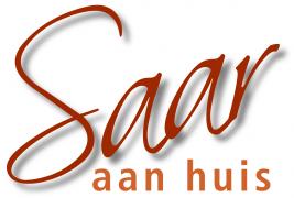 Saar aan Huis-logo met sierlijke rode letters op een witte achtergrond.