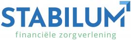 Stabilum-logo met blauwe tekst en groene ondertitel financiële zorgverlening en een stijgende pijl boven de M.