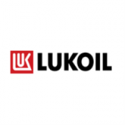 LUKOIL-logo met rood-wit embleem en zwarte bedrijfsnaam op een witte achtergrond.