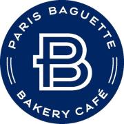 Rond logo van Paris Baguette Bakery Café met witte tekst en grafisch PB-embleem op een donkerblauwe achtergrond.