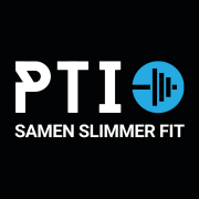 PTI-logo met slogan Samen Slimmer Fit en een halterschijf-pictogram in een blauwe cirkel op een zwarte achtergrond.