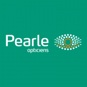 Logo van Pearle Opticiens met de bedrijfsnaam in wit en een gestileerd oogontwerp op een groene achtergrond.
