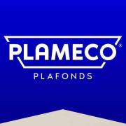 Plameco-logo met witte tekst en blauwe achtergrond, onderaan beige detail.