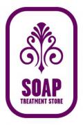 Logo van SOAP Treatment Store met een paars ornament en tekst in een rechthoekige omlijning.