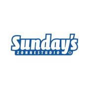 Logo van Sunday's Zonnestudio in blauw-witte letters op een witte achtergrond.