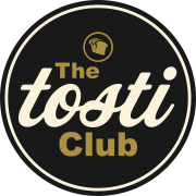 Rond logo van The Tosti Club, met teksten en een afbeelding van drie sneetjes brood bovenaan.