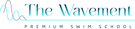Logo The Wavement in blauwe letters met een golvende lijn.