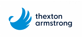 Blauw logo met gestileerde vleugelvorm naast de tekst thexton armstrong in donkere letters.