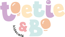 Logo van Toetie & Bo Kidscafé met kleurrijke letters en ballonnen.