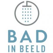 Logo van Bad in Beeld met een gestileerde douchekop en de tekst Bad in Beeld in blauwe letters.