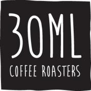 Zwart-wit logo van 30ML Coffee Roasters met bedrijfsnaam in grote witte letters.
