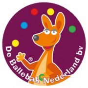 Kangoeroe omringd door kleurrijke ballen met tekst De Ballebak Nederland bv aan de rand.
