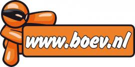 Illustratie van een oranje cartoonfiguur met een zwart masker die een bord vasthoudt met www.boev.nl erop.