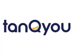 Het logo van TanQyou met de tekst in donkerblauw en een gele halve cirkel in de letter Q.