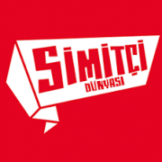 Logo van Simitci Dunyasi met witte tekst op een rode achtergrond.