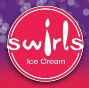 Rond roze logo van Swirl's Ice Cream met witte tekst en paarse achtergrond.