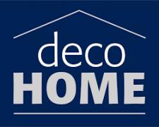 Logo van Deco Home met witte tekst op een donkerblauwe achtergrond, omlijst door een huisvorm.