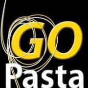 Logo van GoPasta met gele letters omringd door slierten pasta op een zwarte achtergrond.