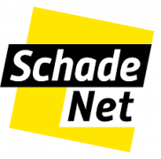 Schadenet logo met zwarte tekst op een geel en wit achtergrond.