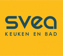 Svea Keukens logo met blauwe tekst op een gele achtergrond.