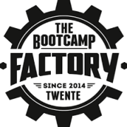 Logo van The Bootcamp Factory met tandwielontwerp en tekst over oprichting in Twente sinds 2014.