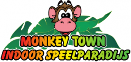 Logo van Monkey Town Indoor Speelparadijs met gekleurde tekst en aap op groene bladeren.