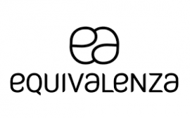 Het logo van Equivalenza met gestileerde initialen en bedrijfsnaam in zwarte letters op een witte achtergrond.