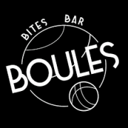Zwart-wit logo van BoulesBitesBar met een gestileerde petanquebal en de tekst Boules Bites Bar.
