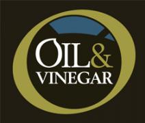 Logo van Oil & Vinegar met witte tekst op een zwarte achtergrond, omgeven door een olijf-groene en blauwe grafische vorm.