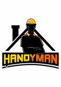 Silhouet van een klusjesman met gele helm en gekruiste armen, onder het woord Handyman in oranje en gele letters.