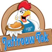 Cartoonkip in schort presenteert een bord met kip, omringd door een houten bord met de tekst Juffrouw Tok.