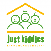Logo van Just Kiddies kinderdagverblijf met drie lachende kindfiguren onder een geel dak.