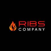 Logo van Ribs Company met rode en witte letters naast een oranje vlam op een zwarte achtergrond.